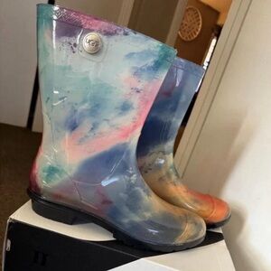 IN SEARCH OF ISO UGG Sienna Tie-Dye Rain Boots